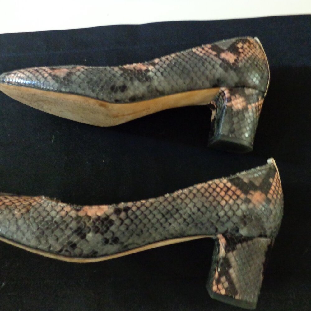 SJP Sarah Jessica Parker Snakeskin Gray and Pink Pumps - Picture 4 of 10